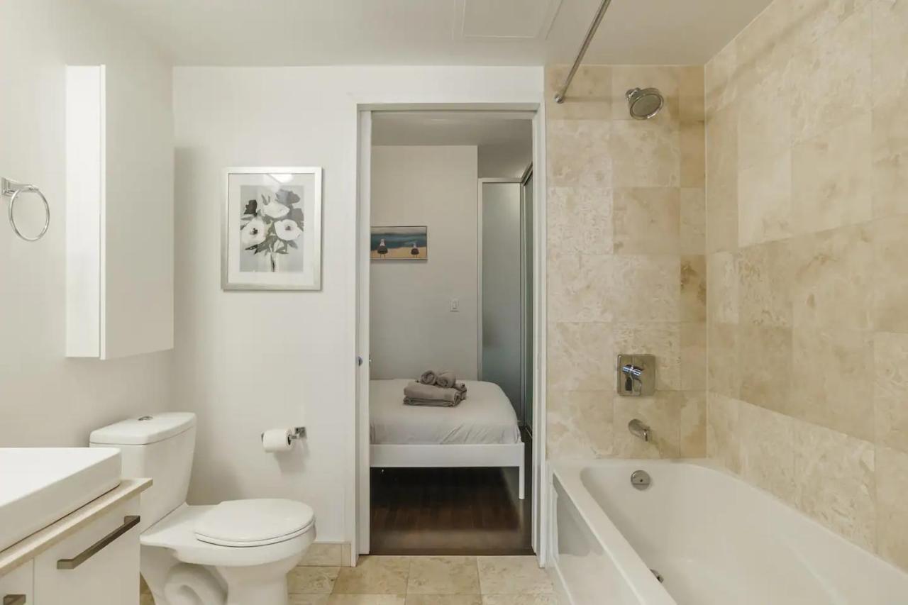 Luxury 2-Bedroom Condo Parking, View Of Cn Tower Toronto Dış mekan fotoğraf