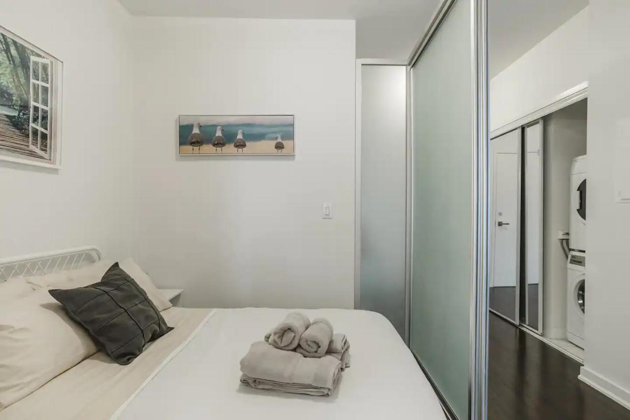 Luxury 2-Bedroom Condo Parking, View Of Cn Tower Toronto Dış mekan fotoğraf