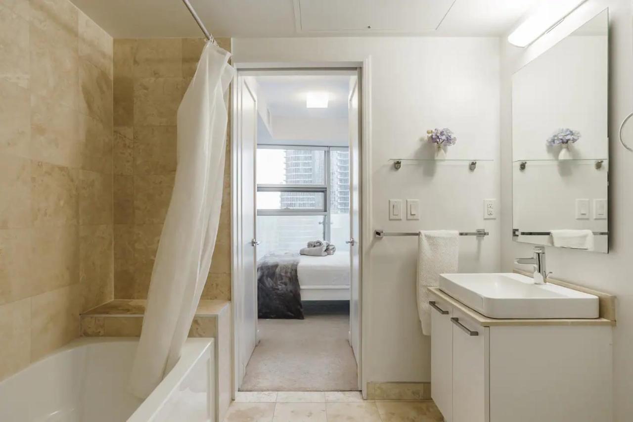 Luxury 2-Bedroom Condo Parking, View Of Cn Tower Toronto Dış mekan fotoğraf